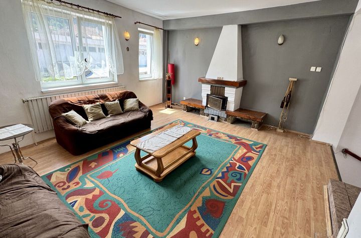 Casă în centrul istoric al Brașovului – 2 intrări, curte comună anunturi imobiliare Brasov