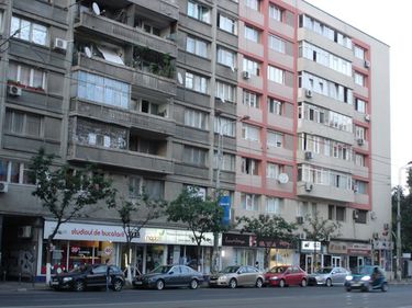 Spaţiile comerciale de la parterul blocurilor îşi schimbă proprietarii