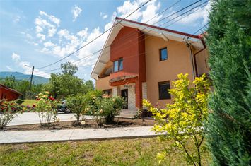 Casă - 4 camere de vanzare CENTRAL - Hunedoara anunturi imobiliare Hunedoara