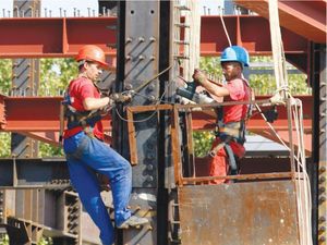 Restantele statului imping constructorii catre credite