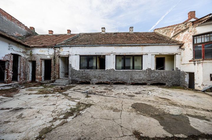 Proiect de clinică sau birouri în centru – casă cu demisol, de renovat anunturi imobiliare Arad
