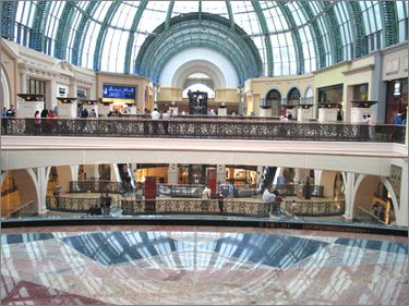 Criza ne scapa de invazia de mall-uri si supermarketuri