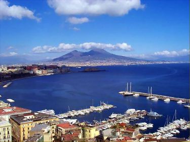 Napoli, un oraş captivant, cu locuinţe la jumătate de preţ faţă de Roma