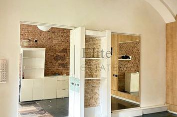 Apartament ultracentral in Pasajul Vulturul Negru din Oradea anunturi imobiliare Bihor