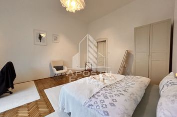 Apartament, spatios etaj 1, vedere in Piata Victoriei anunturi imobiliare Timis