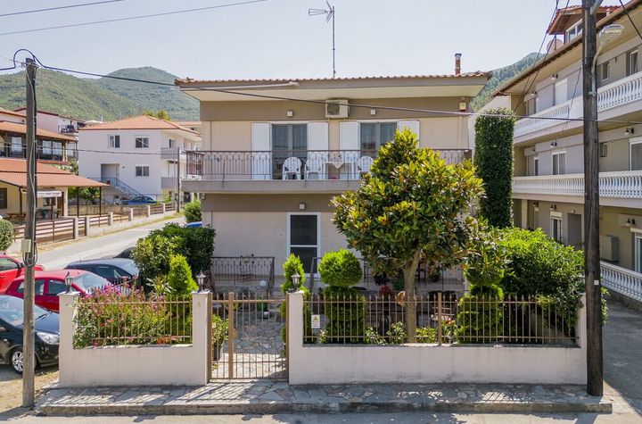 Clădire cu 3 apartamente, 243 mp, Stavros anunturi imobiliare Grecia