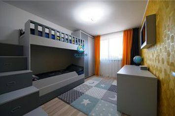 Apartament 4 camere de vanzare TRACTORUL - Brasov anunturi imobiliare Brasov
