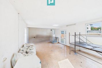 Casă și centru comercial, în localitatea Lazuri anunturi imobiliare Arad