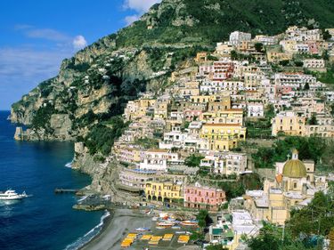 Piaţa imobiliară din Italia, în cădere. Străinii profită şi cumpără case de vacanţă la jumătate de preţ