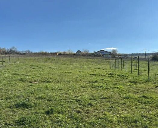 Teren Tomesti, 680 mp