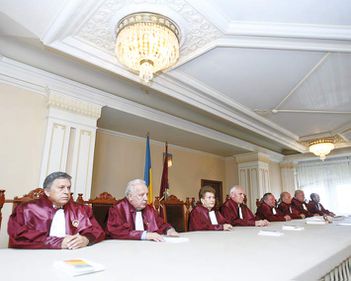 Achizitionarea sediilor de partid, la pret de inventar, neconstitutionala