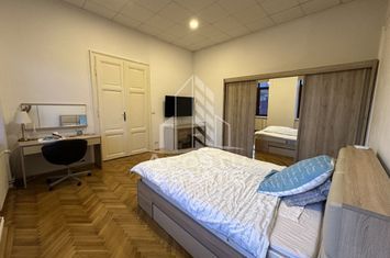 Apartament cu 2 camere, ultracentral, la etajul 1 in cladire istorica. anunturi imobiliare Timis