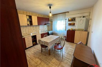 Apartament 4 camere de vanzare VEST - Vrancea anunturi imobiliare Vrancea