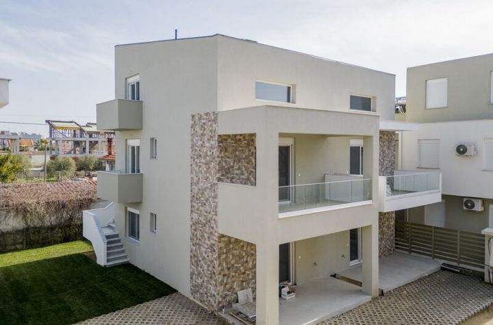 Apartament nou cu mansardă în Paralia Ofriniou anunturi imobiliare Grecia