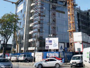 Birourile şi mallurile aglomerează traficul