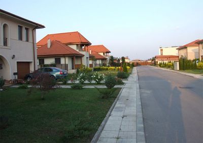 Domneşti, locul în care nu se construiesc blocuri pentru că se vând case la preţ de apartament