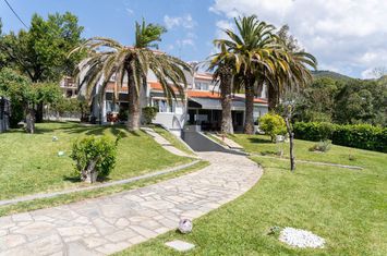 Vilă 210 mp, teren 1.050 mp, 200 m de mare anunturi imobiliare Grecia