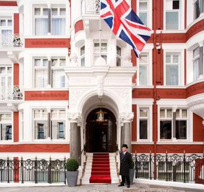 St James’s Hotel and Club e de vânzare