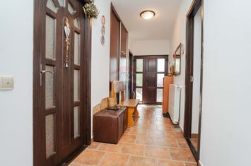 Casă cu Piscină de Vânzare, 500mp Teren, Str. Victoriei-Valea Lupului anunturi imobiliare Iasi