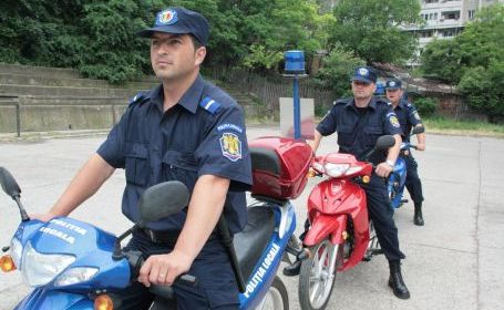Politia Locala a retinut trei persoane implicate in vanzarea unor bucati de tabla furate de pe acoperisul Halei Matache