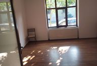 500 €, Spațiu comercial
