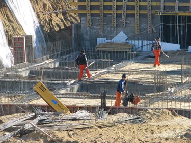 17 şantiere din toată ţara, închise din cauza neregulilor
