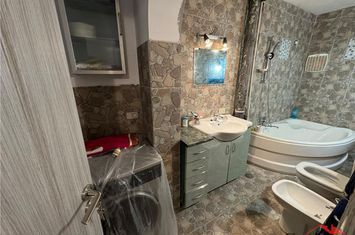 Apartament 4 camere de vanzare EST - Vrancea anunturi imobiliare Vrancea