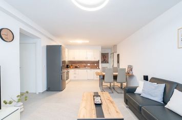 Apartament 2 camere, 77 mp, parter — Nea Peramos anunturi imobiliare Grecia