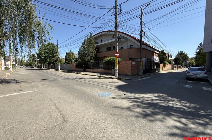 Vilă - 9 camere de vanzare ULTRACENTRAL - Bacau anunturi imobiliare Bacau
