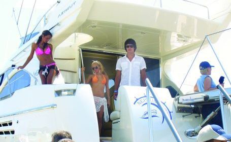 Imobiliare, yachturi şi maşini de lux pe malul mării