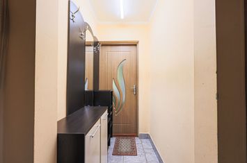 Apartament, la etajul 1, cu balcon spre zona verde, malul Muresului anunturi imobiliare Arad