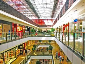 Ancorele" din centrele comerciale joacă dur şi cer chirii variabile