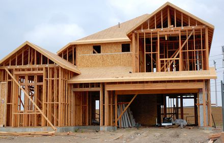 Vrei să-ţi construieşti o casă rapid, cu un buget mic? Locuinţa cu structură de lemn, o variantă atractivă