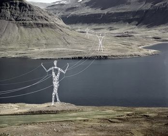 Inedit: statuete uriașe, care transportă electricitatea (FOTO)