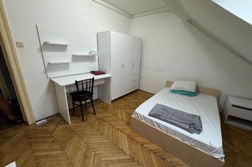 Inchiriere apartament spatios mansarda 5 camere in vila curte Cotroceni metrou Eroilor anunturi imobiliare Bucuresti