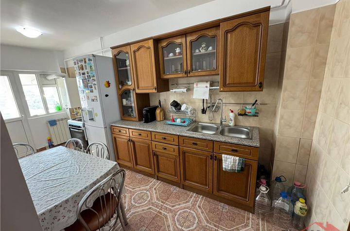 Apartament 3 camere de vanzare ULTRACENTRAL - Vrancea anunturi imobiliare Vrancea