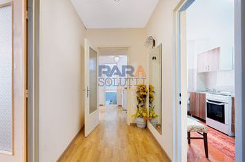 Apartament 3 camere, etaj 1 – zona ultracentrala (Starea Civila) anunturi imobiliare Neamt