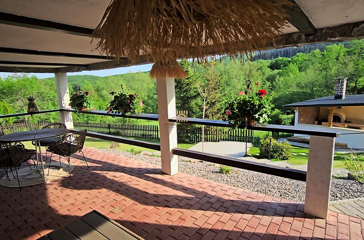 Vilă - 8 camere de vanzare CACICA - Suceava anunturi imobiliare Suceava