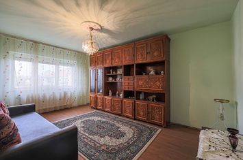Apartament cu 3 camere decomandat in Zona 300, etaj intermediar anunturi imobiliare Arad