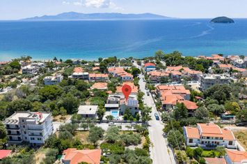 Casă unifamilială renovată, 3 niveluri, 284 mp, 250 m de mare anunturi imobiliare Grecia