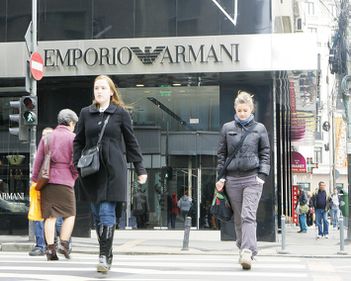 Retailerii de moda vor magazine mari, strada le ofera doar buticuri