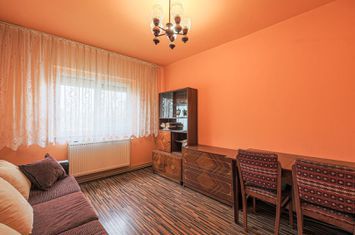 Apartament cu 3 camere decomandat in Zona 300, etaj intermediar anunturi imobiliare Arad