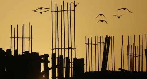 ÎN LIPSA CREDITELOR, Blocuri noi şi goale