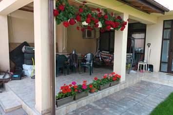 Vanzare proprietate cu doua case si intrari separate curte Giulesti anunturi imobiliare Bucuresti