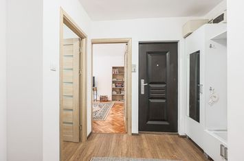Apartament renovat, decomandat, cu 2 balcoane la Etajul 1 in Micalaca anunturi imobiliare Arad