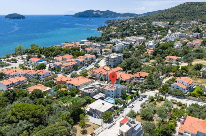 Casă unifamilială renovată, 3 niveluri, 284 mp, 250 m de mare anunturi imobiliare Grecia