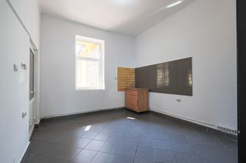 Locație excelentă: Spațiu comercial  Reprezentanță sau Închiriere. anunturi imobiliare Arad