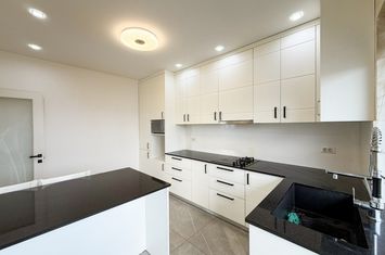 Vilă - 5 camere de vanzare RADAUTI - Suceava anunturi imobiliare Suceava