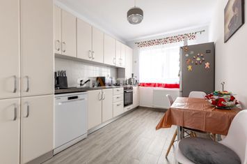 Apartament 3 camere de inchiriat TRACTORUL - Brasov anunturi imobiliare Brasov