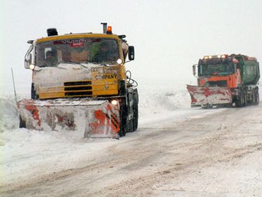 Aproape 50 de drumuri naţionale sunt închise şi încă 10 restricţionate. Află pe unde se poate circula